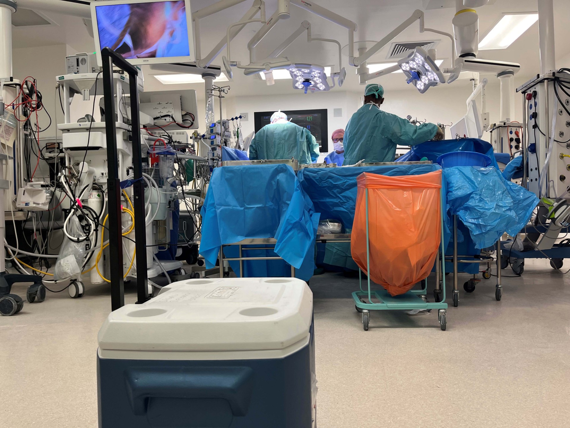 Daniel's new lungs sit in a cool box in the operating theater, awaiting implantation.